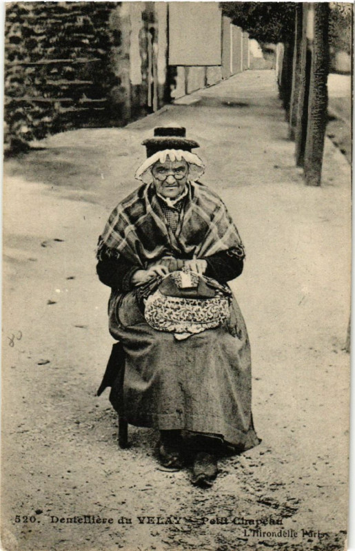 Carte postale ancienne Dentelliere du Velay - Petit Cirapeau