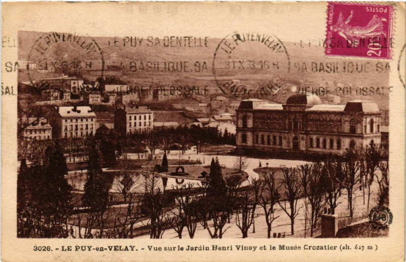Carte postale ancienne Le Puy-en-Velay - Vue sur le Jardin Henri Vinay et la Musee ... au Puy-en-Velay