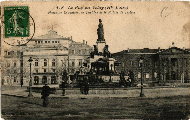 Carte postale ancienne Le Puy-en-Velay (Hte-Loire) - Fontaine Crozatier, le Theatre et le au Puy-en-Velay