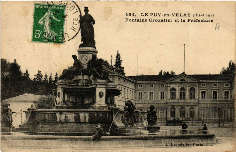 Carte postale ancienne Le Puy-en-Velay (Hte-Loire) - Fontaine Crozatier et la Prefecture au Puy-en-Velay