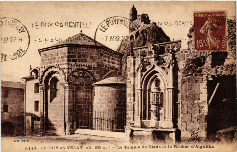 Carte postale ancienne Le Puy-en-Velay (alt 630 m) - Le Temple de Diane et le Rocher ... au Puy-en-Velay