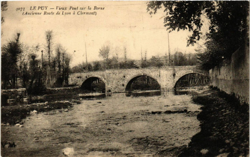 Carte postale ancienne Le Puy - Vieux Pont sur la Borne (Ancienne Route de Lyon a Clermont à Borne