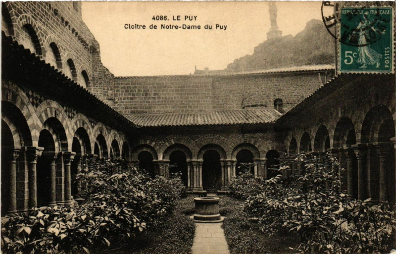 Carte postale ancienne Le Puy - Cloitre de Notre-Dame du Puy