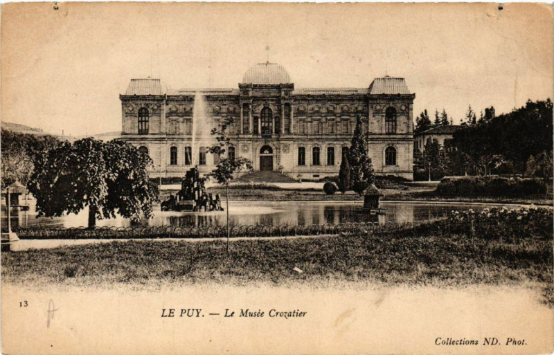 Carte postale ancienne Le Puy - Le Musee Crozatier