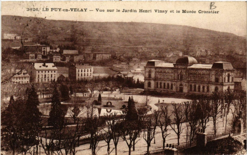Carte postale ancienne Le Puy-en-Velay-Vue sur le Jardin Henri Vinay et le Musee Crozatier au Puy-en-Velay