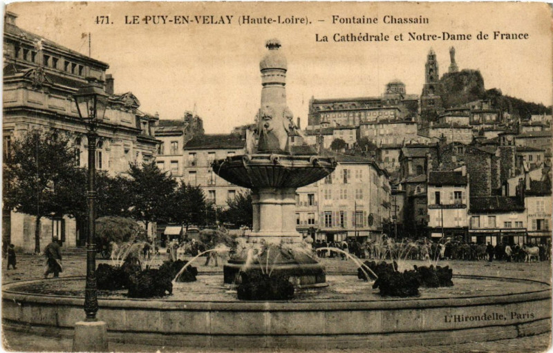 Carte postale ancienne Le Puy-en-Velay (Haute-Loire) - Fontaine Chassain -La Cathedrale et au Puy-en-Velay