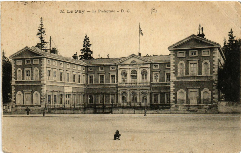 Carte postale ancienne Le Puy - Le Prefecture