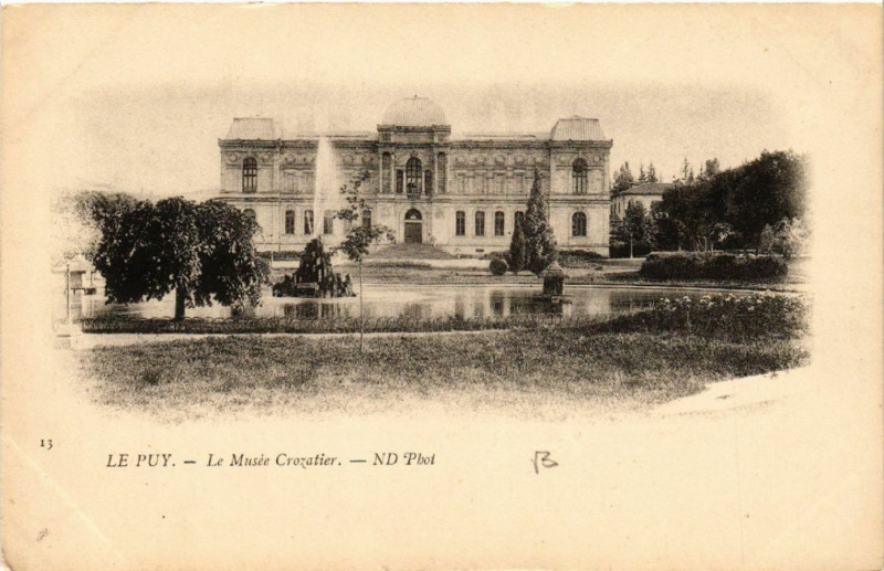 Carte postale ancienne Le Puy - Le Musee Crozatier