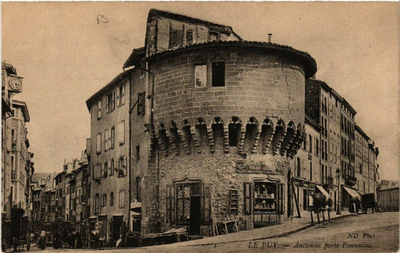 Carte postale ancienne Le Puy - Ancienne Porte Pannessac