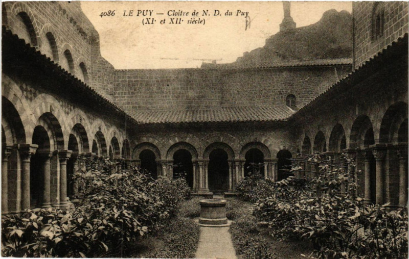 Carte postale ancienne Le Puy - Cloitre de N-D. du Puy (Xi et Xii siecle)