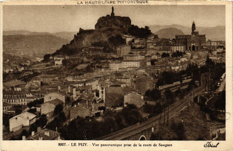 Carte postale ancienne La Haute-Loire..-Le Puy- Vue panoramique prise de la route Saugues à Saugues