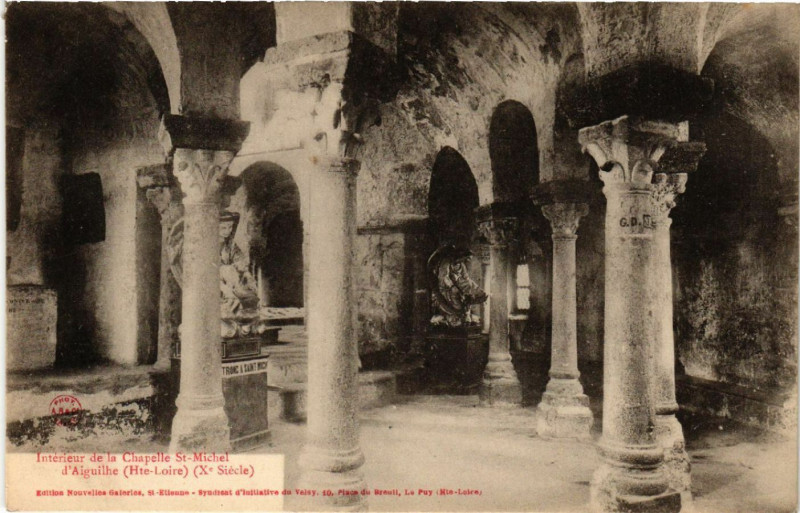 Carte postale ancienne Interieur de la Chapelle Saint-Michel d'Aiguilhe (Hte-Loire) (X s) à Aiguilhe
