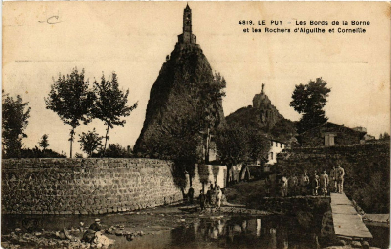 Carte postale ancienne Le Puy-Les Bords de la Borne et les Rochers d'Aiguilhe et Corneille à Borne