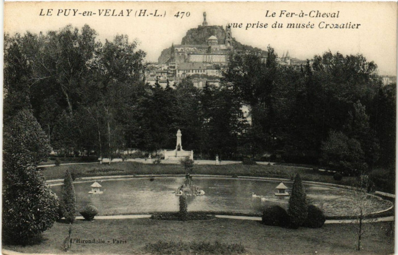 Carte postale ancienne Le Puy-en-Velay(H.-L.)-Le Fer-a-Cheval-vue prise du musee Crozattie au Puy-en-Velay