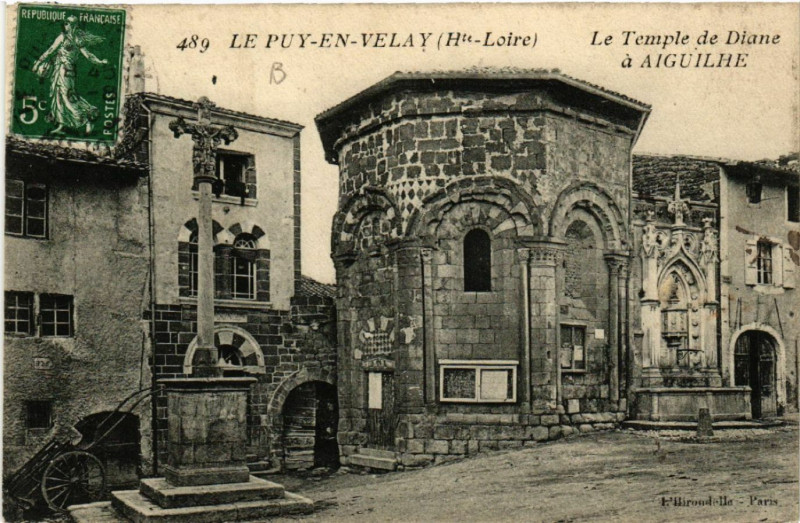 Carte postale ancienne Le Puy-en-Velay (Hte-Loire) - Le Temple de Diane a Aiguilhe à Aiguilhe