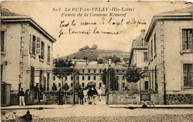 Carte postale ancienne Le Puy-en-Velay (Hte-Loire) - Entree de la Caserne Romeuf au Puy-en-Velay