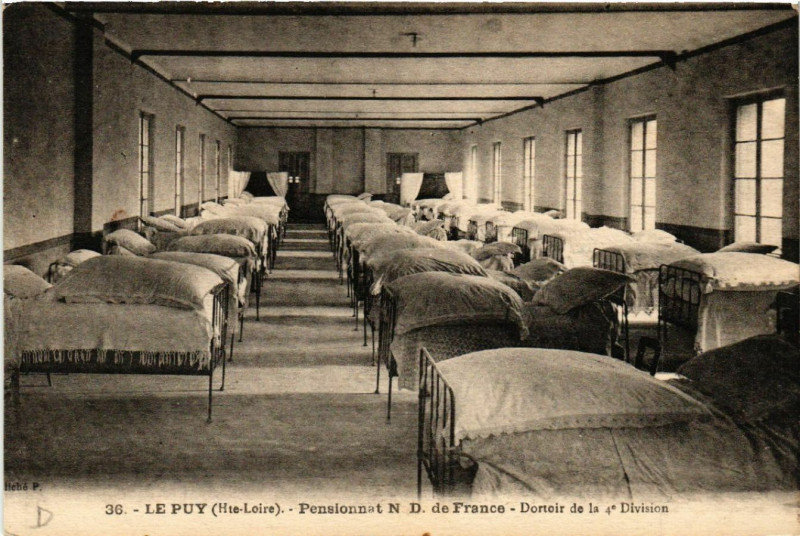 Carte postale ancienne Le Puy(Hte-Loire) - Pensionnat N.-D. de France -Dortoir de la 4*Div