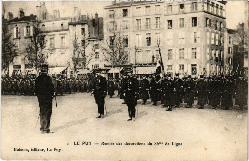 Carte postale ancienne Le Puy - Remise des decorations de 86me de Ligne
