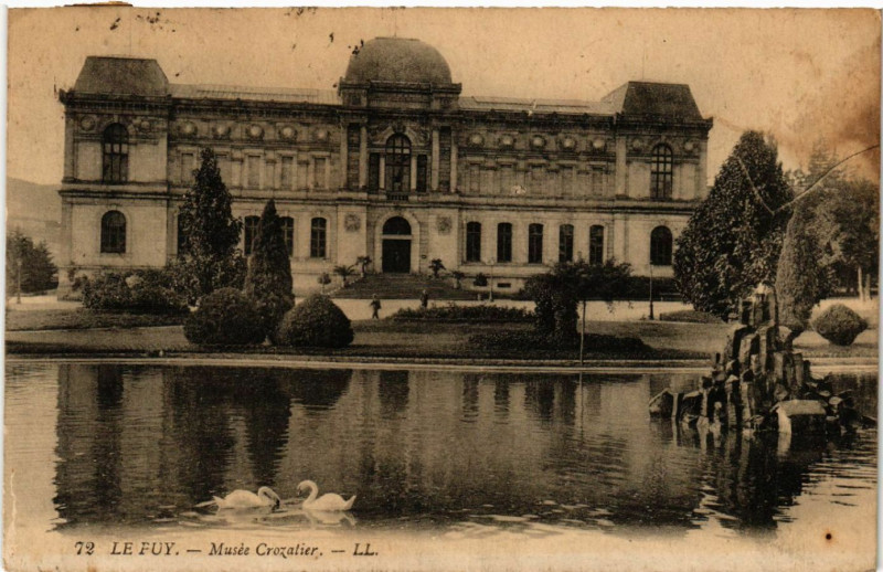 Carte postale ancienne Le Puy - Musee Crozatier
