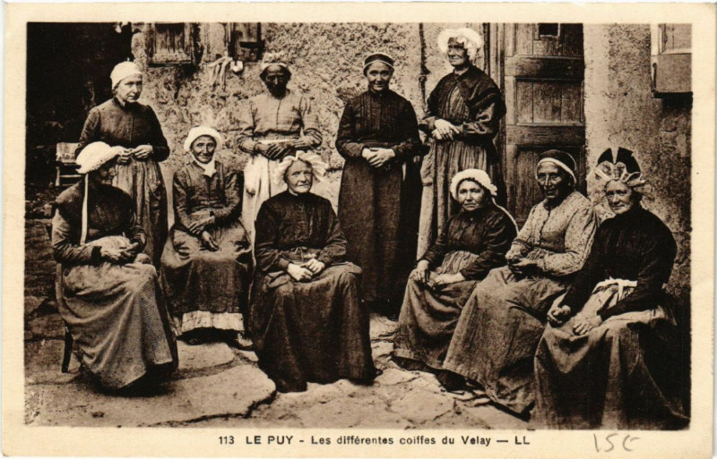 Carte postale ancienne Le Puy - Les differantes coiffes du Velay
