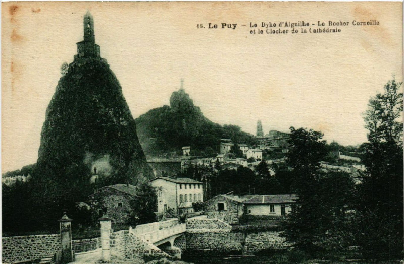 Carte postale ancienne Le Puy - Le Dyke d'Aiguilhe - Le Rocher Cornaille et le Clocher de à Aiguilhe