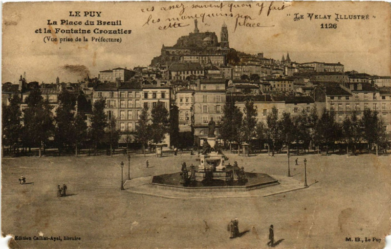 Carte postale ancienne Le Puy - La Place du Breuil et la Fontaine Crozatier (Vue prise de