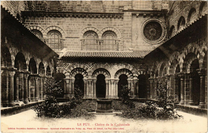Carte postale ancienne Le Puy - Cloitre de la Cathedrale