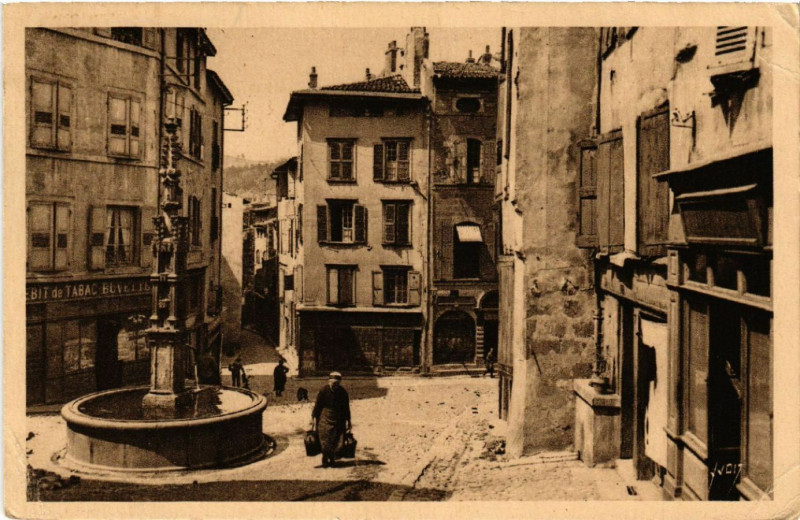 Carte postale ancienne Le Puy (Haute-Loire) - Rue des Tables et Jolie Fontaine du Xv s