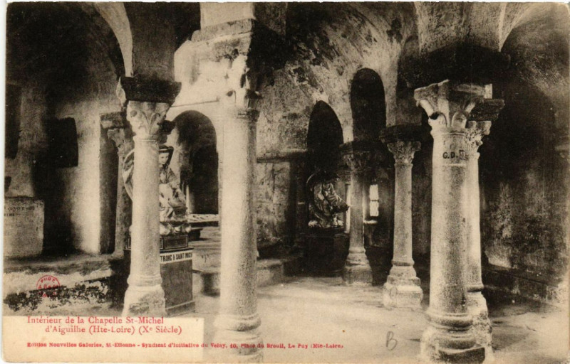 Carte postale ancienne Interieur de la Chapelle Saint-Michel d'Aiguilhe (Hte-Loire) X. siecle à Aiguilhe
