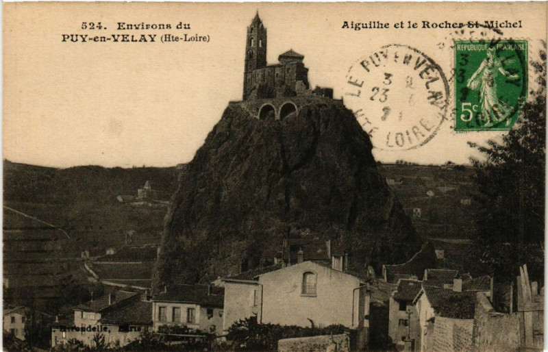 Carte postale ancienne Aiguilhe et le Rocher Saint-Michel à Aiguilhe