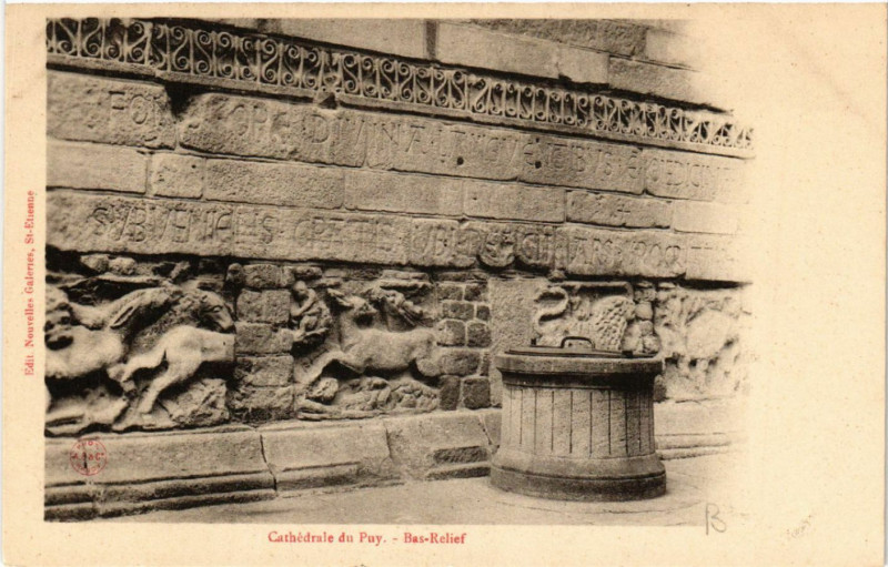 Carte postale ancienne Cathedrale du Puy - Bas-Relief