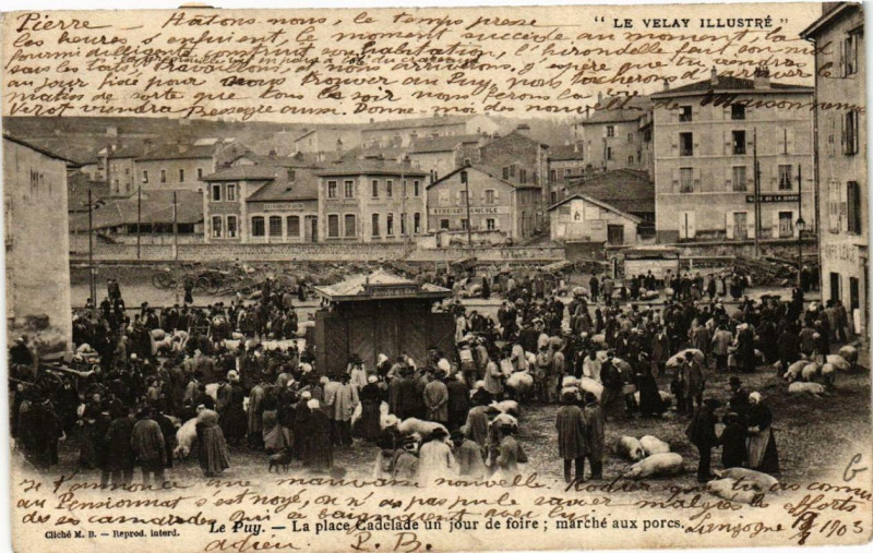Carte postale ancienne Le Puy La Place Cadelade un jour de foire.