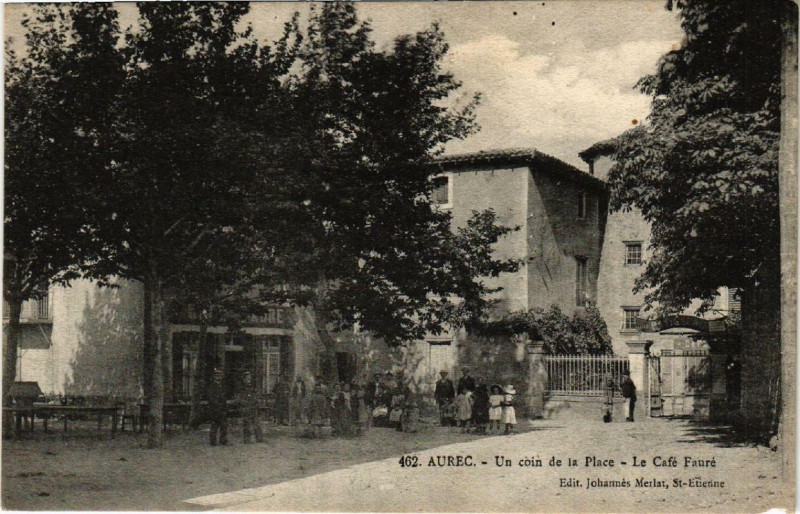 Carte postale ancienne Aurec Un coin de la Place. Le Café Faure