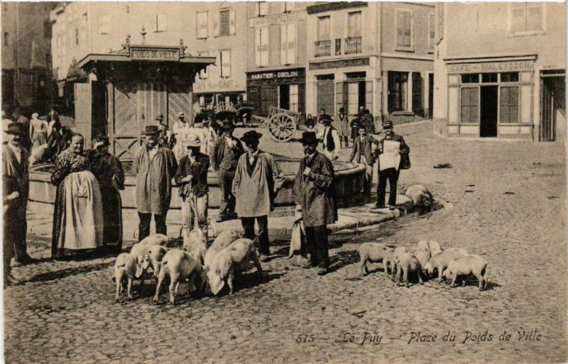 Carte postale ancienne Le Puy Place du Poids de Ville