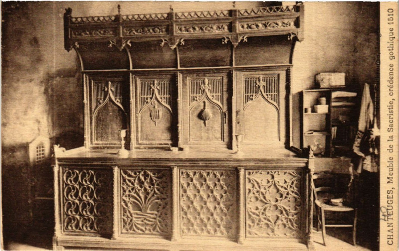 Carte postale ancienne Chanteuges Meuble de la Sacristie credence gothique 1510 à Chanteuges