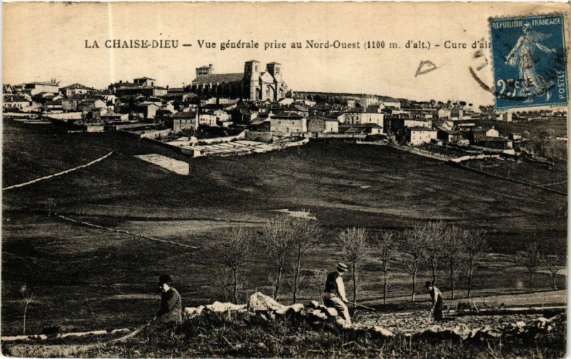 Carte postale ancienne La Chaise-Dieu - Vue générale prise au Nord-Ouest (1100m d'alt) à La Chaise-Dieu