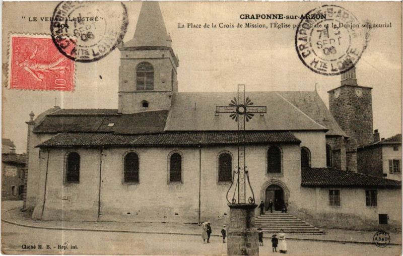 Carte postale ancienne Craponne-sur-Arzon - La Place de la Croix de Mission l'Eglise à Craponne-sur-Arzon