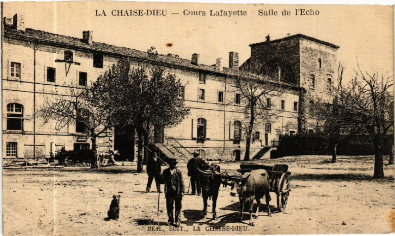 Carte postale ancienne La Chaise-Dieu - Cours Lafayette - Salle de l'Echo à La Chaise-Dieu