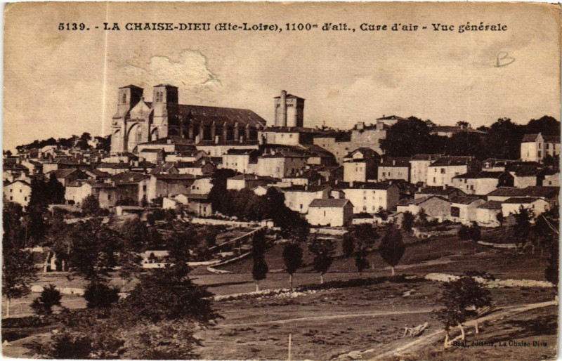 Carte postale ancienne La Chaise-Dieu (Hte-Loire) 1100 m d'alt Cure 'alt - Vue générale à La Chaise-Dieu