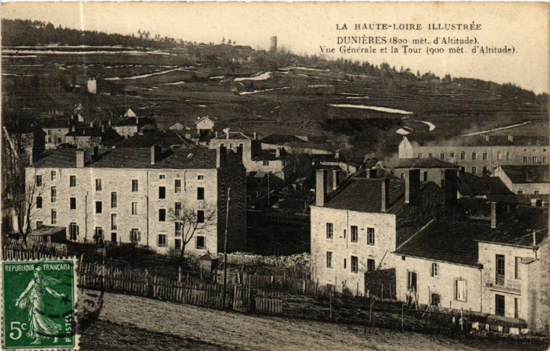 Carte postale ancienne Dunieres (800 m d'Alt.) - Vue générale et la Tour (900 m d'Alt) à Dunières