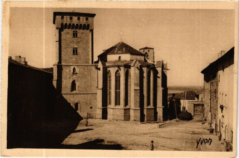 Carte postale ancienne La Chaise-Dieu (Hte-Loire) - L'Abside de l'Abbaye et la Tour à La Chaise-Dieu