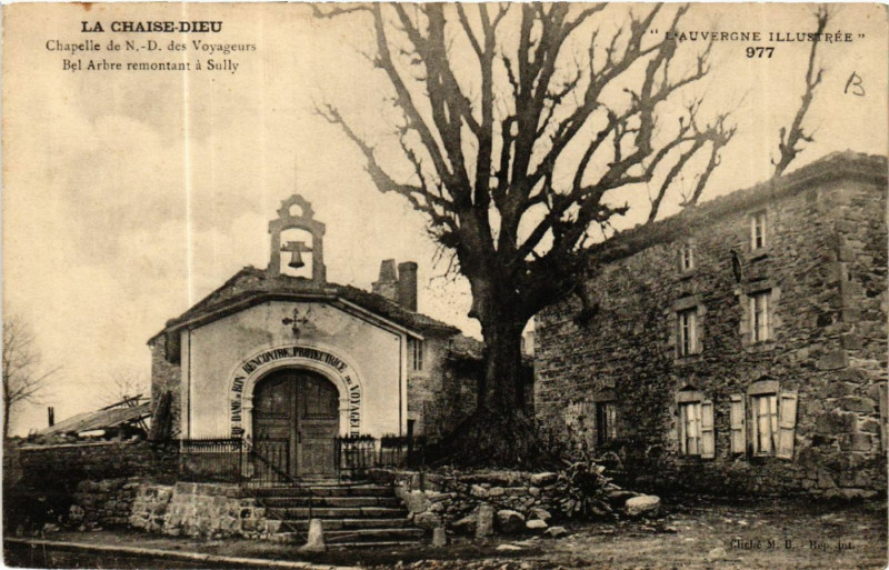 Carte postale ancienne La Chaise-Dieu-Chapelle de N.-D. des Voyageurs Bel Arbre remontant à La Chaise-Dieu