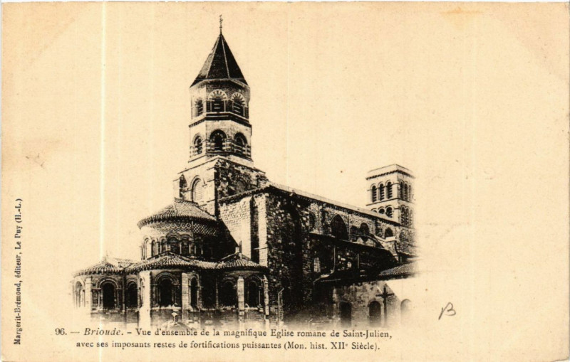 Carte postale ancienne Brioude Vue d'ensemble de la magnifique Eglise romane de St-Julien à Brioude