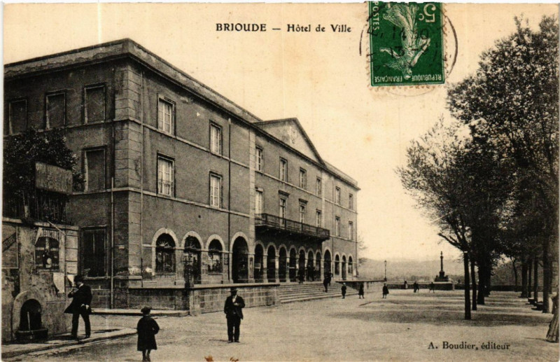 Carte postale ancienne Brioude - Hotel de Ville à Brioude