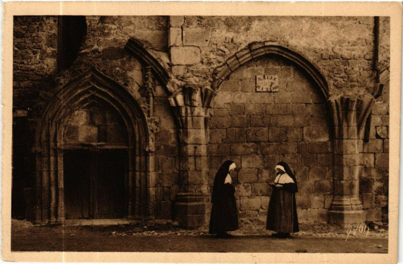 Carte postale ancienne La Chaise-Dieu (Hte-Loire) L'Abbaye Porte du Xv s.dans le Cloitre à La Chaise-Dieu