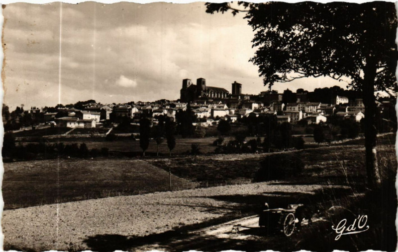 Carte postale ancienne La Chaise-Dieu (Haute-LOire) - Station touristique et climatique à La Chaise-Dieu