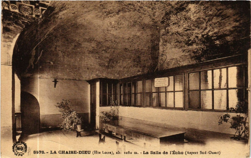 Carte postale ancienne La Chaise-Dieu (Hte Loire) alt 1080 m - La Salle de l'Echo à La Chaise-Dieu