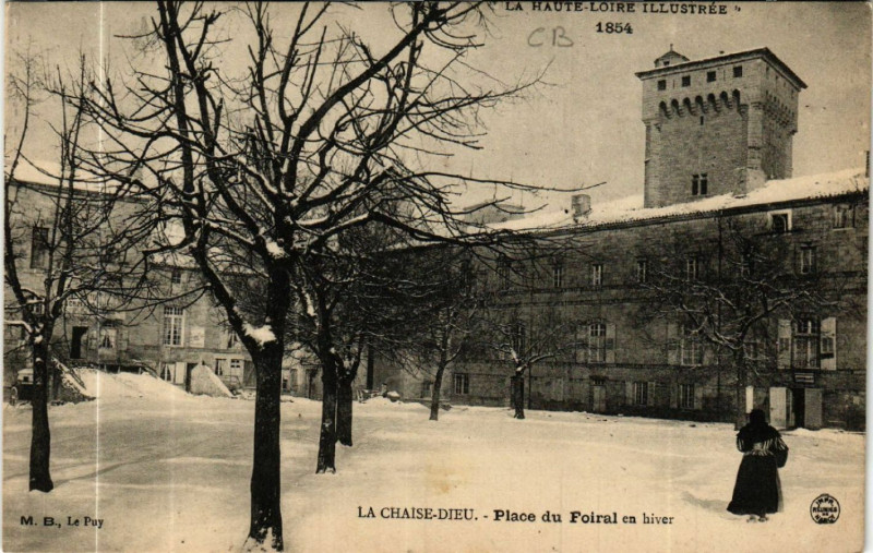 Carte postale ancienne La Chaise-Dieu (Hte-Loire) - Place du Foiral en hiver à La Chaise-Dieu