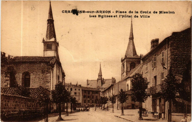 Carte postale ancienne Craponne-sur-Arzon - Place de la Croix de Mission - Les Eglises à Craponne-sur-Arzon