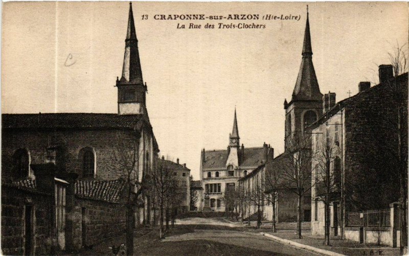 Carte postale ancienne Craponne-sur-Arzon (Hte-Loire) - La Rue des Trois-Clochers à Craponne-sur-Arzon